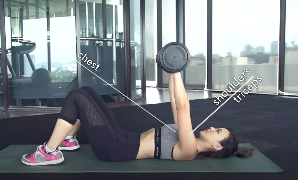 Bài tập tạ cho nữ giảm cân: Chest press đẩy ngực tạ đơn